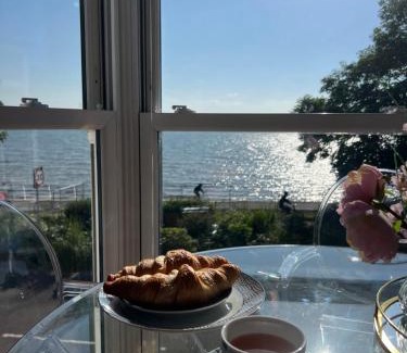 Mumbles Apartamento | Mumbles Cottage & Stunning Ocean Views - Sleeps 4