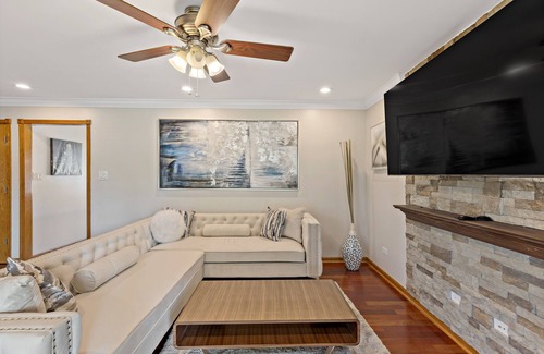 Hammond Casa | Munster Hideaway, near chicago. Luxurious Living fully Furnished to impress you!