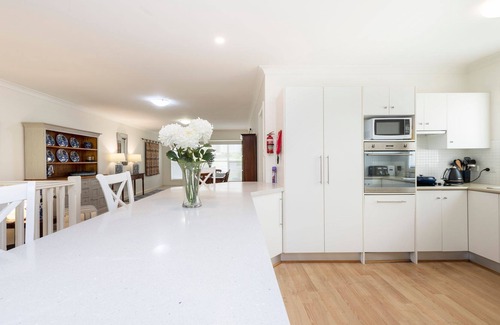 Corlette Casa | Muriel's Place A Stunning 3 bedroom 3-bathroom pet friendly home within 1klm walk to the beach