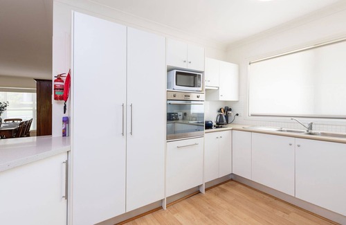 Corlette Casa | Muriel's Place A Stunning 3 bedroom 3-bathroom pet friendly home within 1klm walk to the beach