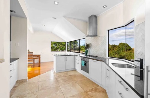 Muriwai Casa | Muriwai Beach House- Cliff Top Oasis