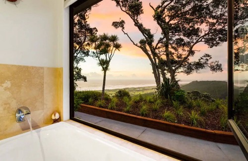 Muriwai Casa | Muriwai Beach House- Cliff Top Oasis