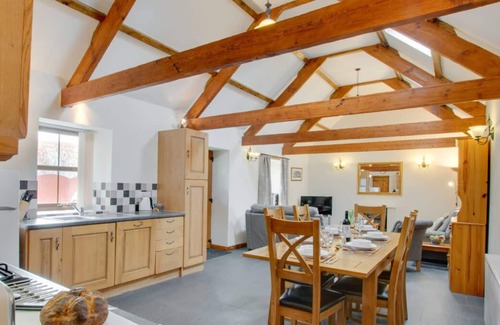 Llandysul Casa | Casa de vacaciones de piedra de Gales construida con el río Ceri que pasa por el corral en la parte inferior de la