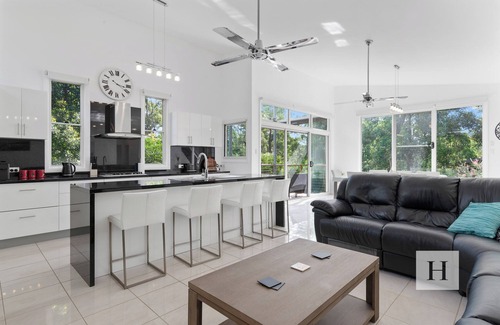 Murrays Beach Casa | Murrays Lakeshore Getaway - Near Lake, Pool, Cafe!