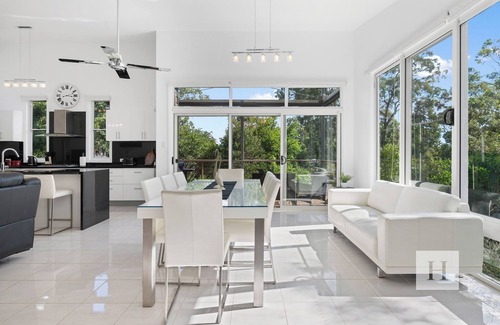 Murrays Beach Casa | Murrays Lakeshore Getaway - Near Lake, Pool, Cafe!