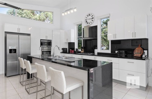 Murrays Beach Casa | Murrays Lakeshore Getaway - Near Lake, Pool, Cafe!