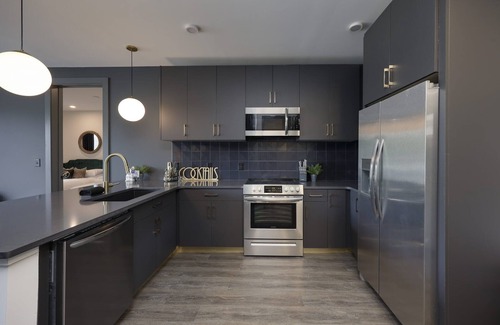 Rolling Mill Hill Apartamento | MUSE 1000 sqft Private Deck! Rooftop+Gym, Grill, Elevator, Free St Pk, Walk 2 DT