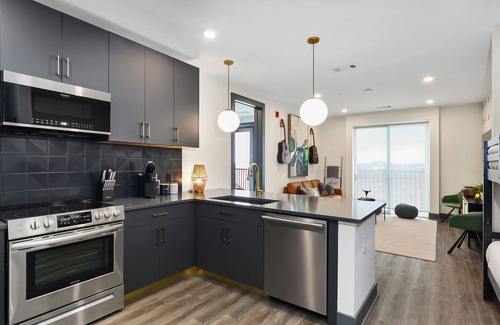 Rolling Mill Hill Condominio | Muse | City-view condo with central AC, balcony & onsite gym
