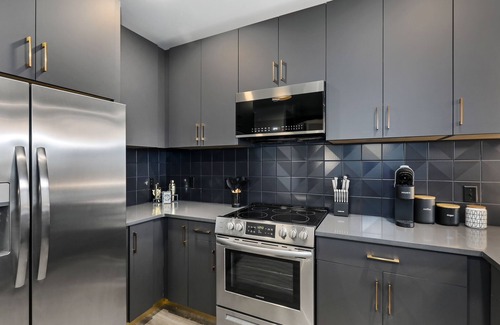 Rolling Mill Hill Condominio | Muse | City-view condo with central AC, balcony & onsite gym