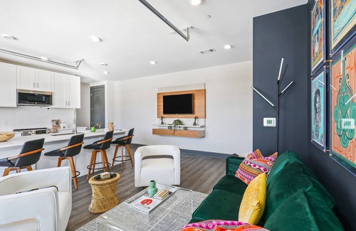 Rolling Mill Hill Condominio | Muse | City-view third-floor condo with private balcony & AC