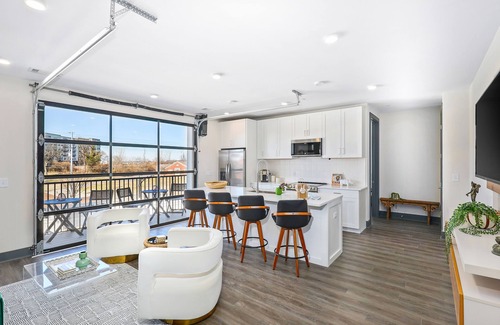 Rolling Mill Hill Condominio | Muse | City-view third-floor condo with private balcony & AC