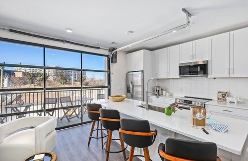 Rolling Mill Hill Condominio | Muse | City-view third-floor condo with private balcony & AC