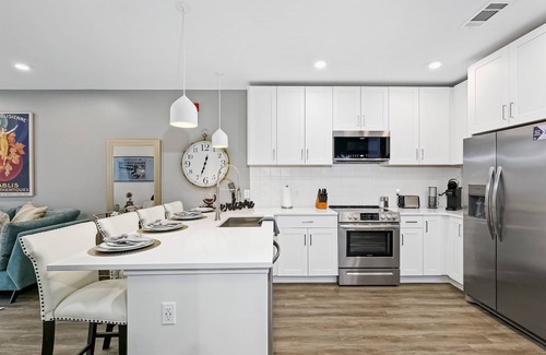 Rolling Mill Hill Condominio | Muse | Classy downtown condo with AC, rooftop lounge & fitness room