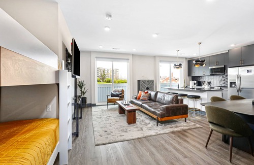Rolling Mill Hill Apartamento | Muse Contemporary second-floor condo with high-speed WiFi, central AC & balcony