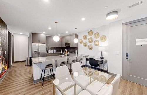Rolling Mill Hill Condominio | Muse | Modern condo in great downtown location with balcony & rooftop lounge