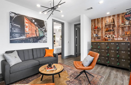 Rolling Mill Hill Condominio | Muse | Nashville-themed condo with oversized balcony, downtown views & putting mat
