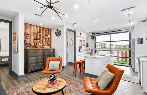 Rolling Mill Hill Condominio | Muse | Nashville-themed condo with oversized balcony, downtown views & putting mat