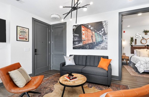 Rolling Mill Hill Condominio | Muse | Nashville-themed condo with oversized balcony, downtown views & putting mat