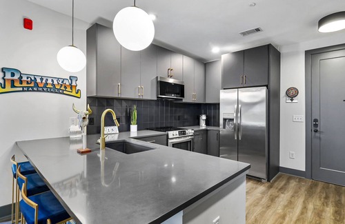 Rolling Mill Hill Condominio | Muse | Rockstar downtown condo with private balcony, central AC & gym