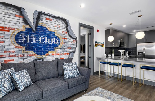 Rolling Mill Hill Condominio | Muse | Rockstar downtown condo with private balcony, central AC & gym