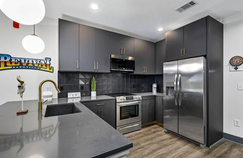 Rolling Mill Hill Condominio | Muse | Rockstar downtown condo with private balcony, central AC & gym