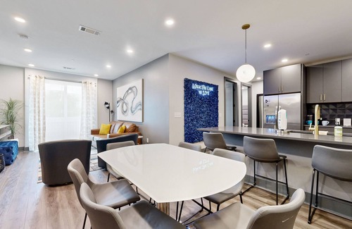 Rolling Mill Hill Condominio | Muse | South Downtown Music City condo with balcony, gym & central A/C