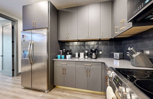 Rolling Mill Hill Condominio | Muse | South Downtown Music City condo with balcony, gym & central A/C