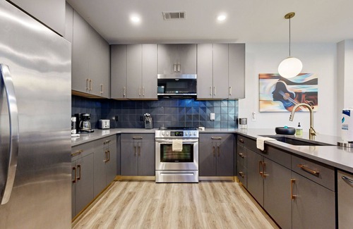 Rolling Mill Hill Condominio | Muse | South Downtown Music City condo with balcony, gym & central A/C