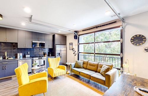 Rolling Mill Hill Apartamento | Muse - The Flat - upscale condo near top attraction with a rooftop lounge & gym