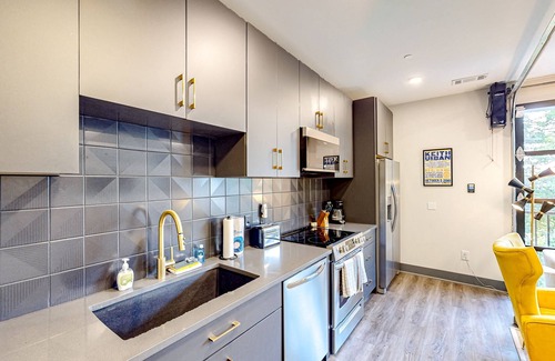 Rolling Mill Hill Apartamento | Muse - The Flat - upscale condo near top attraction with a rooftop lounge & gym