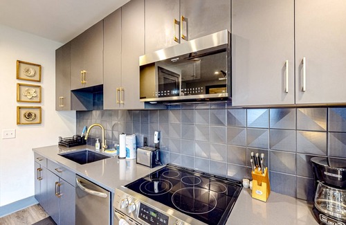 Rolling Mill Hill Apartamento | Muse - The Flat - upscale condo near top attraction with a rooftop lounge & gym