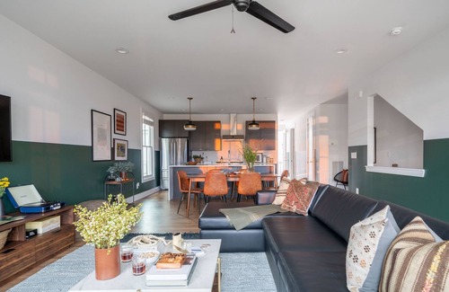 East Bank Apartamento | Musgraves & Twain by AvantStay | 2 Unit Buyout w/ 8BR in Heart of Nashville
