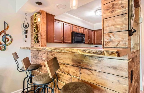 North Capitol Condominio | Music City Living - 2BR/2BA Riverfront Paradise with FREE PARKING