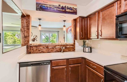 North Capitol Condominio | Music City Living - 2BR/2BA Riverfront Paradise with FREE PARKING