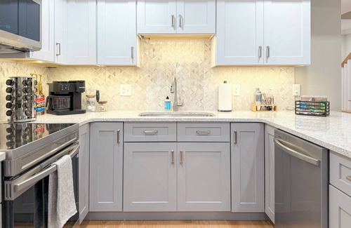 Portsmouth Apartamento | Music City Vibe ~ Luxe ~ PVT Deck ~ DWTN ~ <2min to MKT SQ
