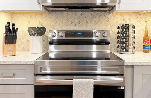 Portsmouth Apartamento | Music City Vibe ~ Luxe ~ PVT Deck ~ DWTN ~ <2min to MKT SQ