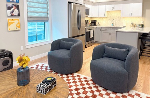 Portsmouth Apartamento | Music City Vibe ~ Luxe ~ PVT Deck ~ DWTN ~ <2min to MKT SQ