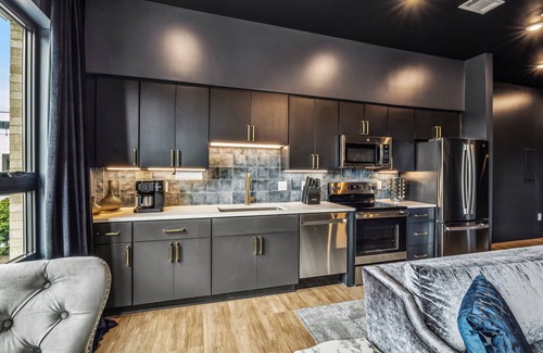 Edgehill Condominio | Music Row, Close to Broadway at The Smokeshow in Downtown Nashville- Pool, Gym, Patio!