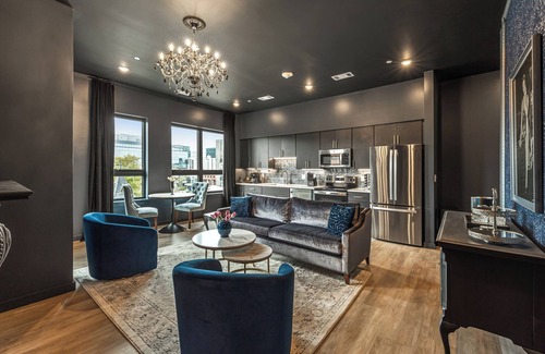 Edgehill Condominio | Music Row, Close to Broadway at The Smokeshow in Downtown Nashville- Pool, Gym, Patio!