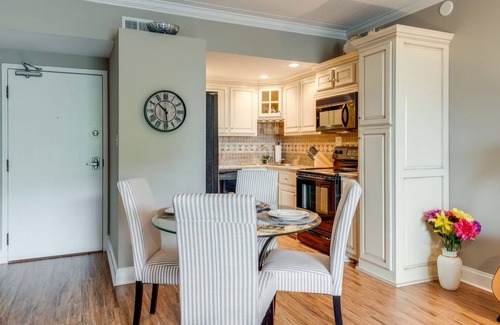 Downtown Nashville Condominio | Condominio de Music Row en Spence Manor / Guitar Shaped Pool
