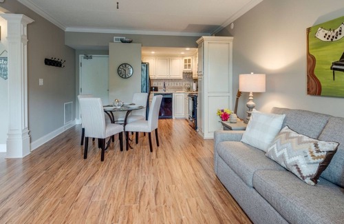 Downtown Nashville Condominio | Condominio de Music Row en Spence Manor / Guitar Shaped Pool