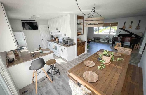 Dartmouth Casa | Musician's East Coast Bungalow - 10 mins to Downtown