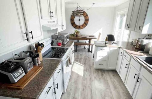 Dartmouth Casa | Musician's East Coast Bungalow - 10 mins to Downtown