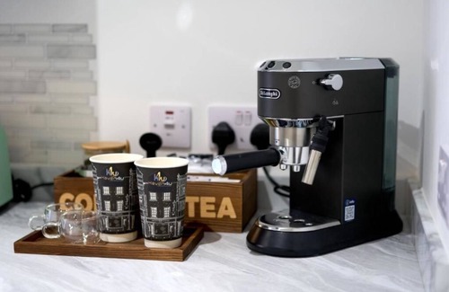 Hatfield Apartamento | MusicVibes Apartment CITY CENTRE,PRIVATE PARKING,NETFLIX,WIFI PINBALL MACHINE