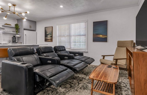 College Station Apartamento | Mustang: Theater Chairs/Walk to A&M/Comfy King Bed