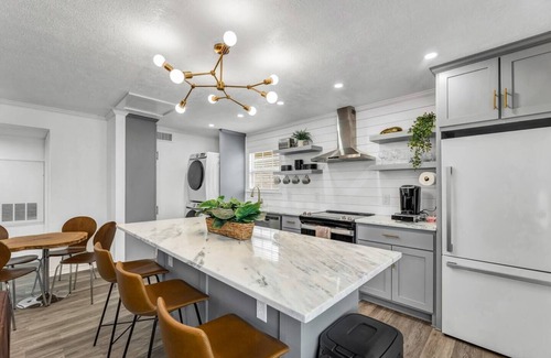 College Station Apartamento | Mustang: Theater Chairs/Walk to A&M/Comfy King Bed