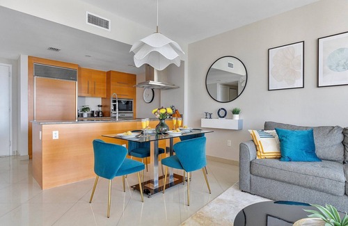 Downtown Miami Apartamento | MVR - High-Rise Escape with Spa Access