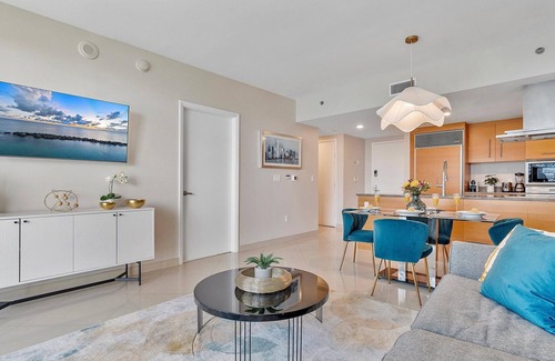 Downtown Miami Apartamento | MVR - High-Rise Escape with Spa Access