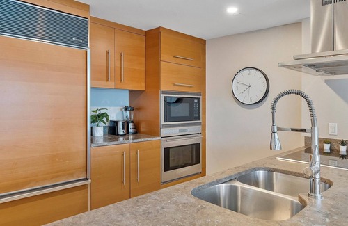 Downtown Miami Apartamento | MVR - High-Rise Escape with Spa Access