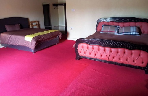 Nanyuki Cama Y Desayuno | Mwari Twin Cottage